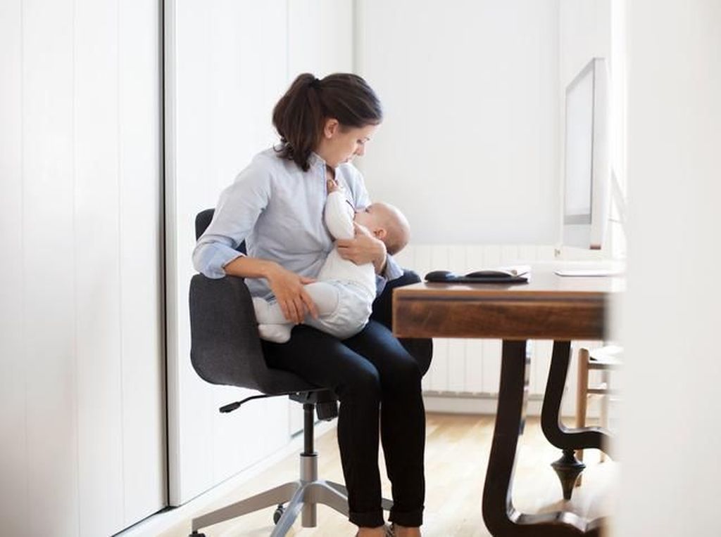 Tips Agar ASI Eksklusif Anak Terpenuhi Meski Ibu Sibuk Bekerja